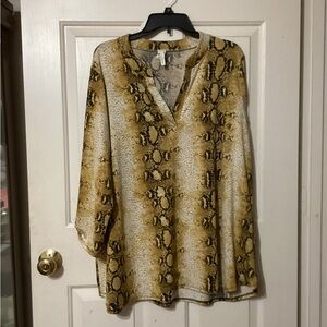 Now and Forever 2X women’s snake  skin look pullover V neck 3/4 sleeve top
